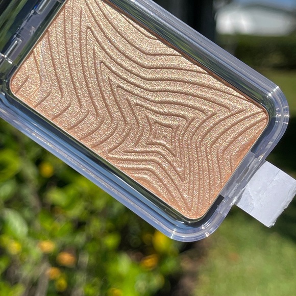 NYX Professional Makeup ButterMelt Highlighter In Glaze It Butta Gold - Picture 7 of 14